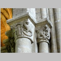 Collégiale Notre-Dame de Poissy, photo Pierre Poschadel, Wikipedia, Nef, 6e pilier du nord, chapiteaux côté ouest.jpg